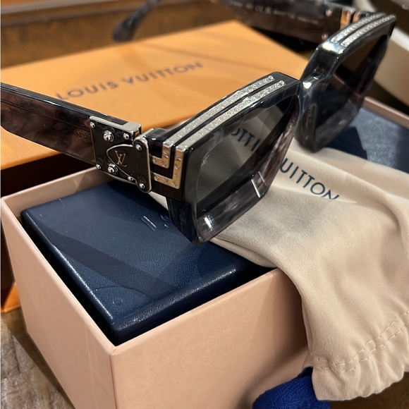 Louis Vuitton millionaire sunglasses - Picture 2 of 4